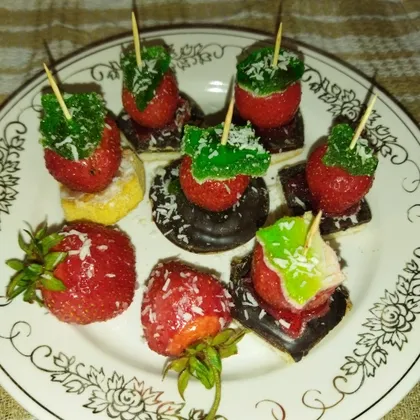 Десерт с клубникой "Канапе ягодно-мармеладное"