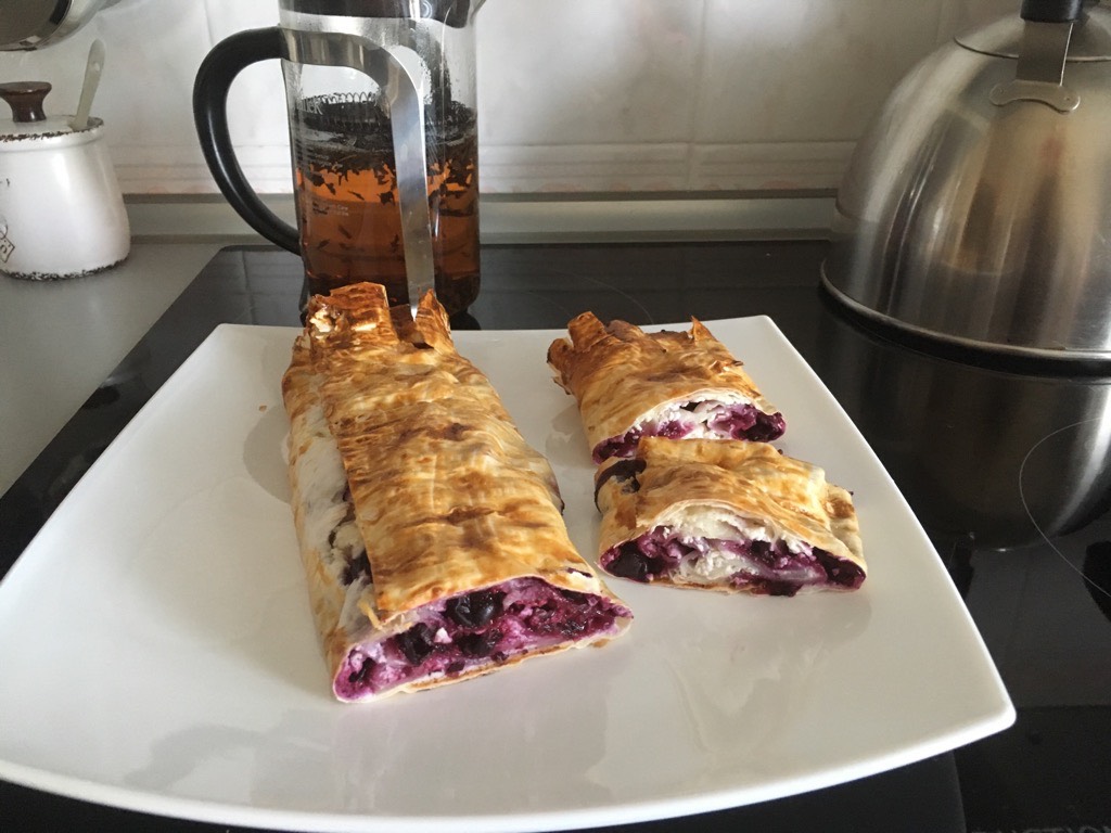 Творожно-ягодный рулет из лаваша