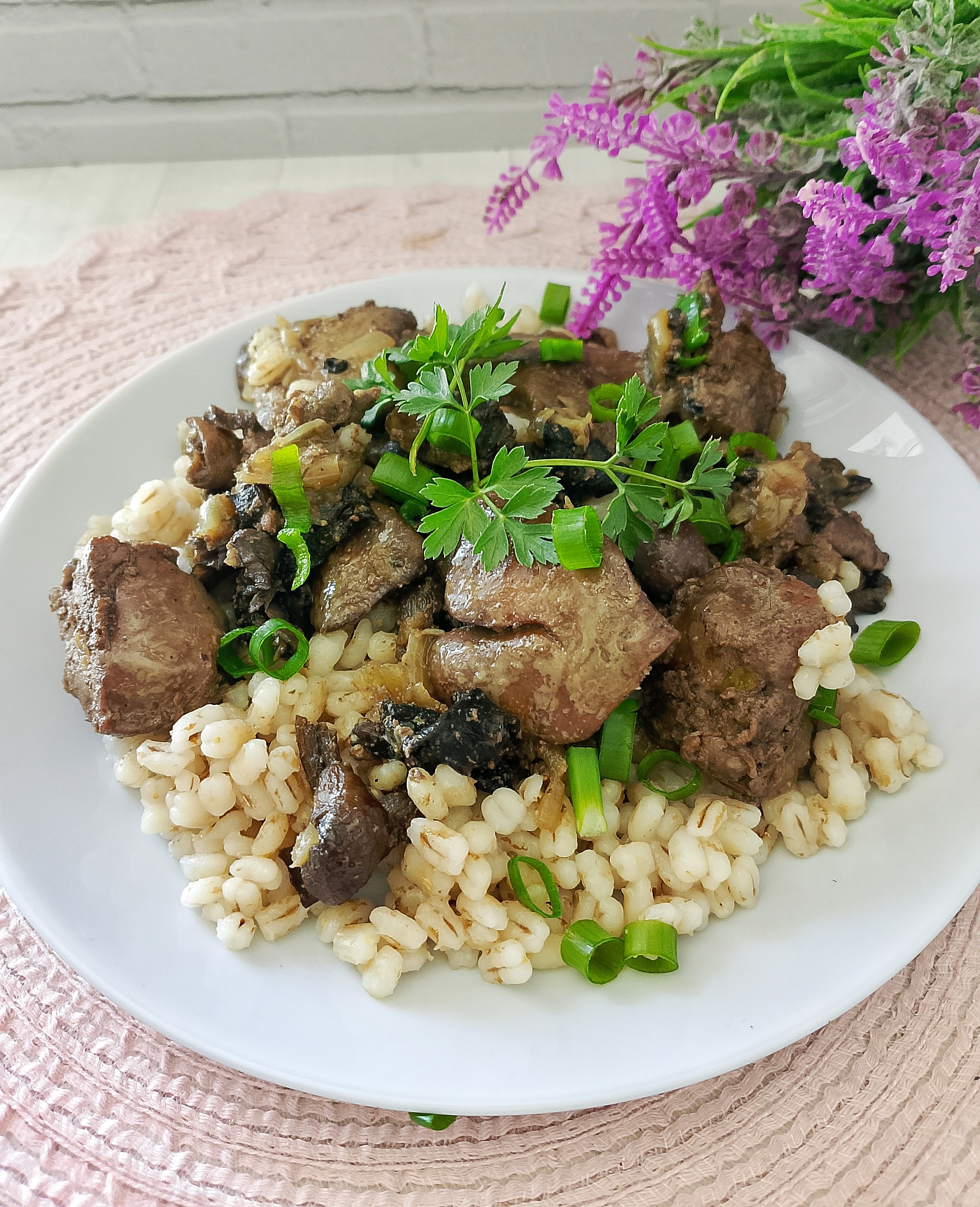 Перловка с куриной печенью и грибами на сковороде 