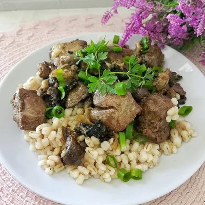 Перловка с куриной печенью и грибами на сковороде
