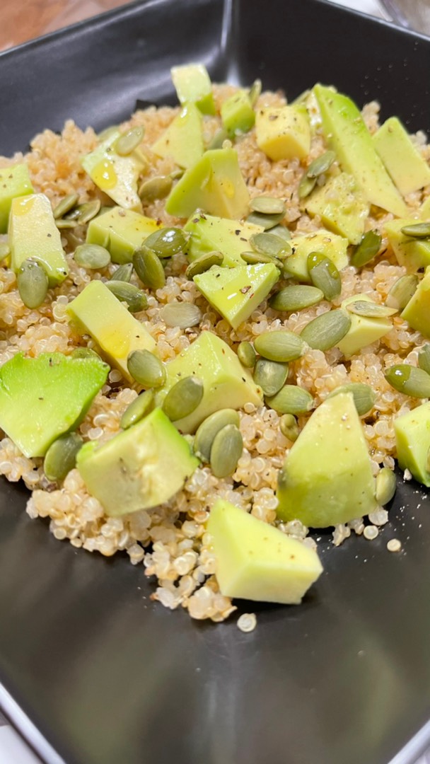 Салат с киноа и авокадо 🥑