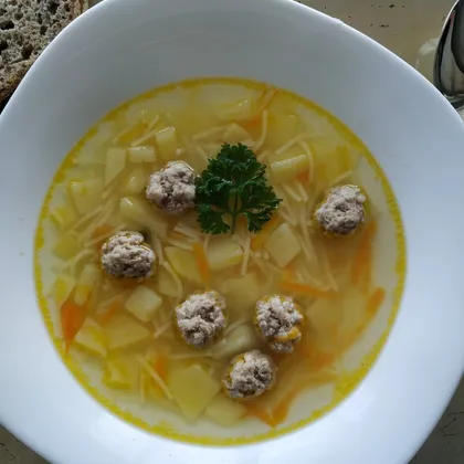Вермишелевый суп с фрикадельками