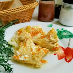 Треска с луком и морковью со сметаной