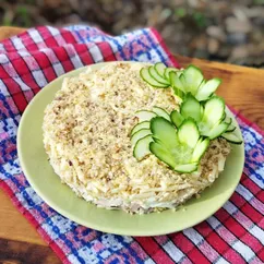 Салат "Неженка" с копченой курицей и бананами