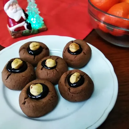 Новогоднее шоколадное печенье с фундуком