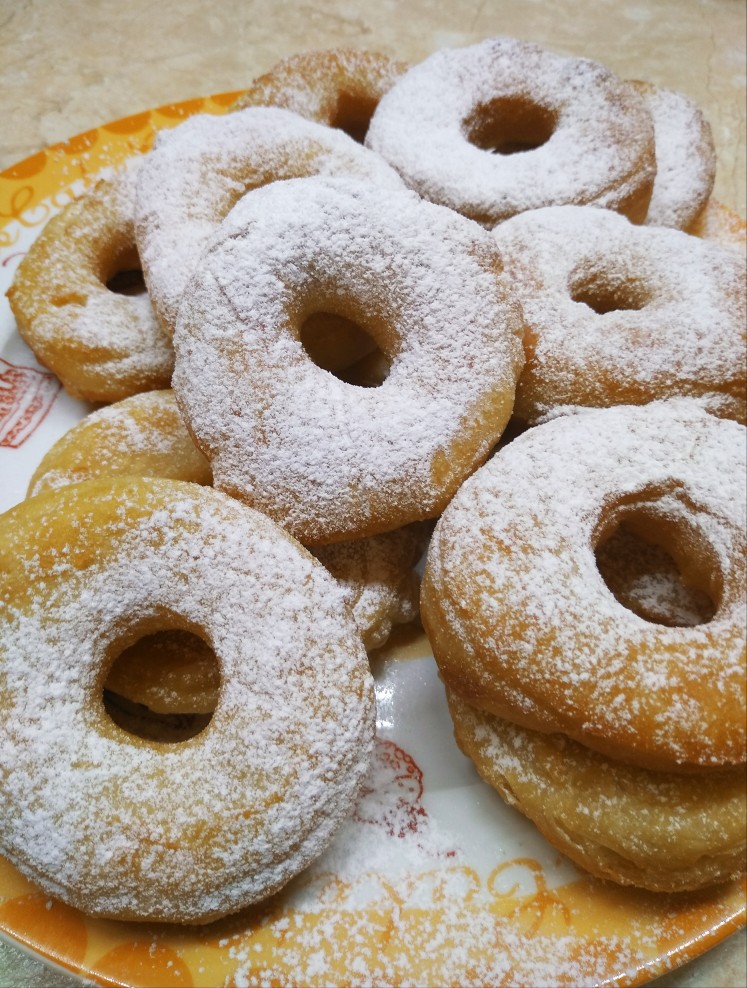 Домашние пончики на кефире без дрожжей — пошаговый рецепт | manikyrsha.ru