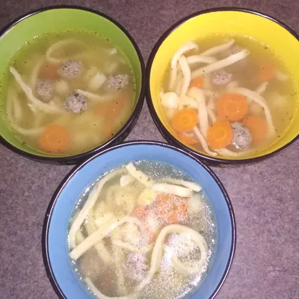 Суп с фрикадельками с домашней лапшой