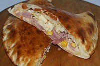 Пицца кальзоне с сыром и ветчиной