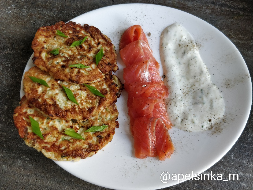 Оладьи из кабачков с фетой и соусом из огурца