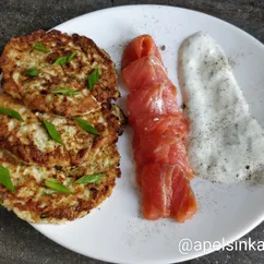 Оладьи из кабачков с фетой и соусом из огурца