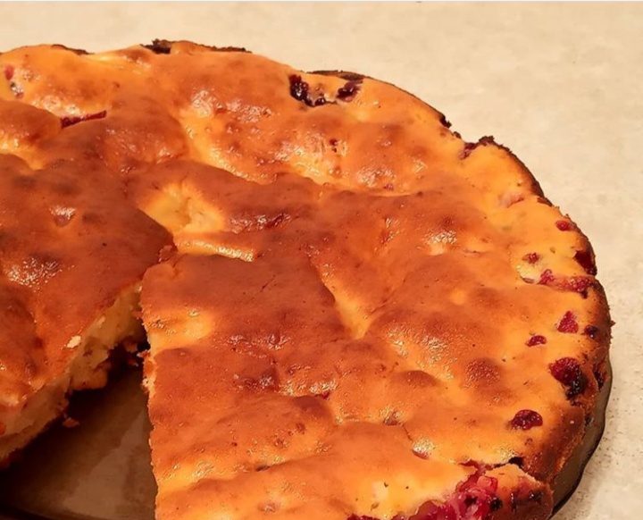 Шарлотка с яблоками и ягодами