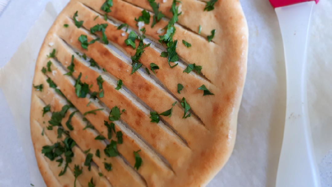 Фокачча с чесноком и петрушкой