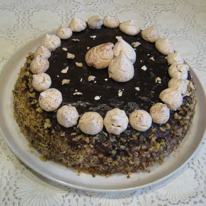 Шоколадный торт с орехами и черносливом