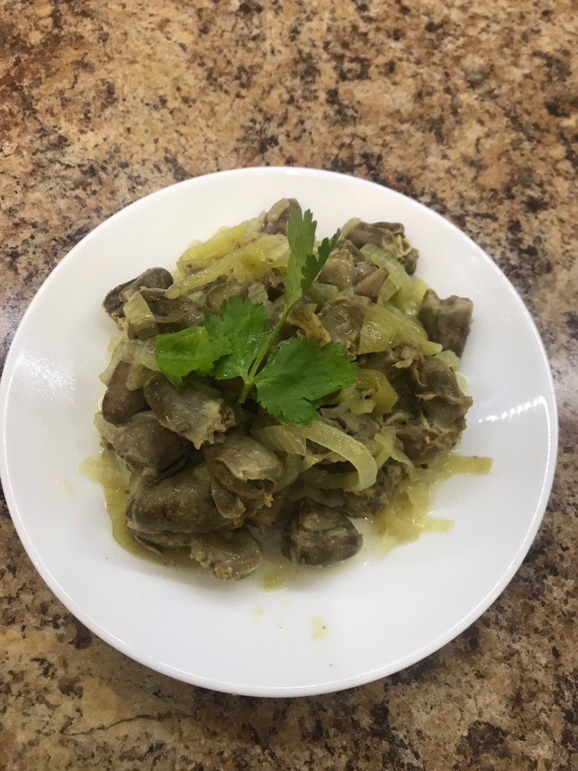 Азу из курицы с солеными огурцами и жареной картошкой