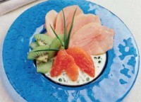 Салат с курицей и фруктами на апельсиновом соусе