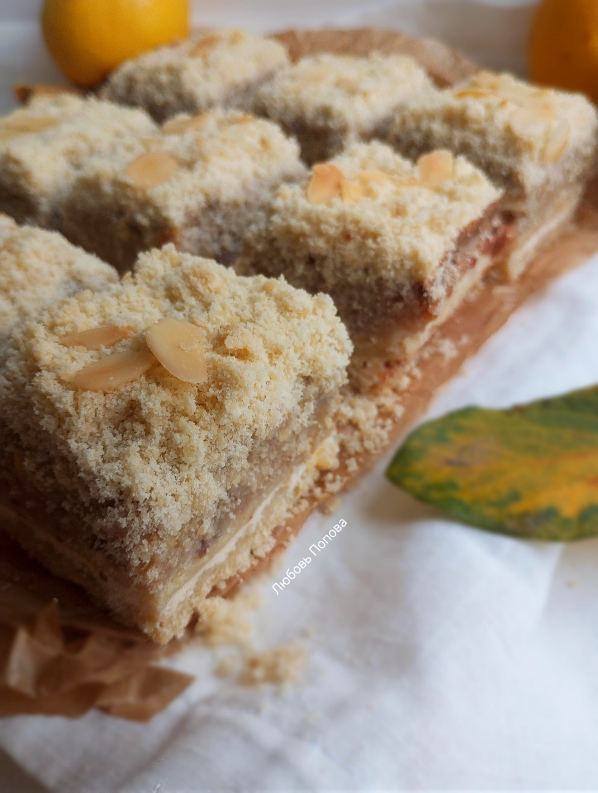 Насыпной пирог с творогом, айвой и грецкими орехами