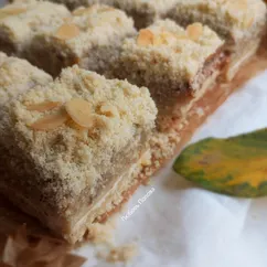 Насыпной пирог с творогом, айвой и грецкими орехами