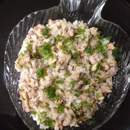 Салат из консервированной рыбы и риса