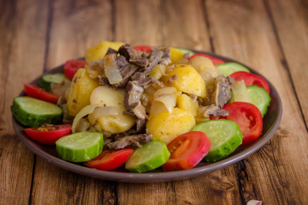 Куриные желудочки и сердечки с молодым картофелем