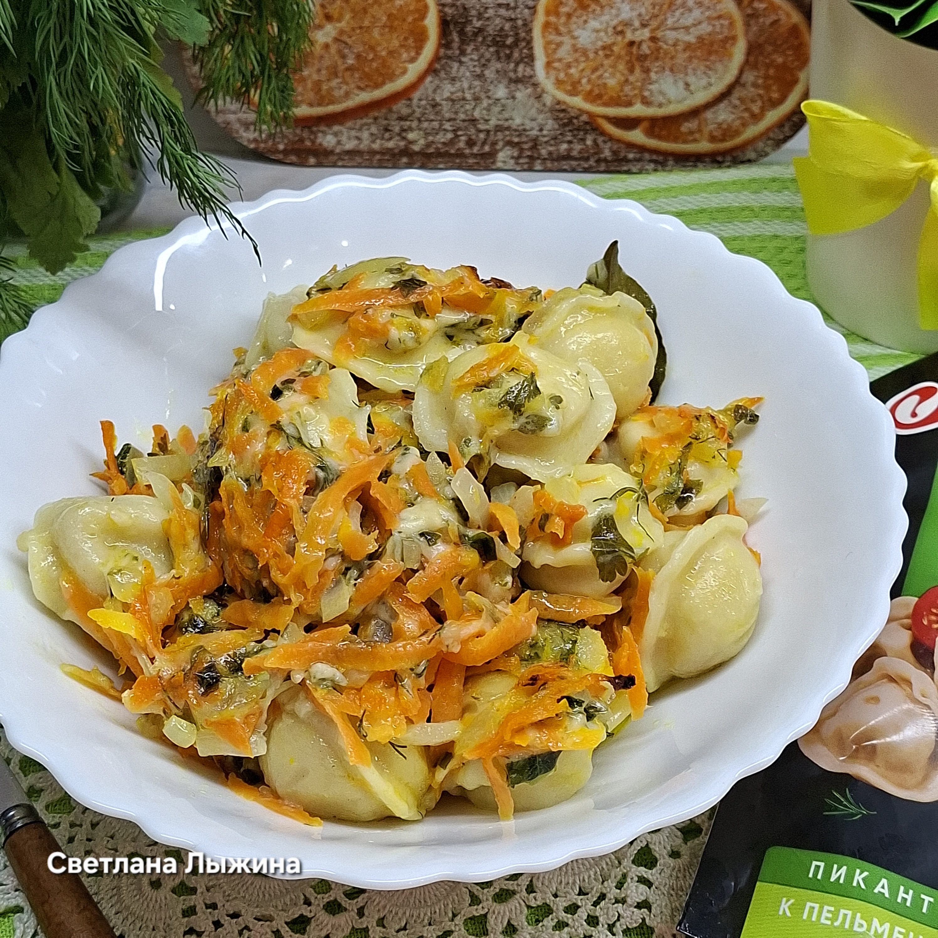 Пельмени в морковно-сырной заливке