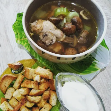 Грибной суп с курицей и сельдереем