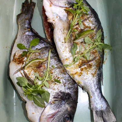 Запечённая рыба с пряной зеленью