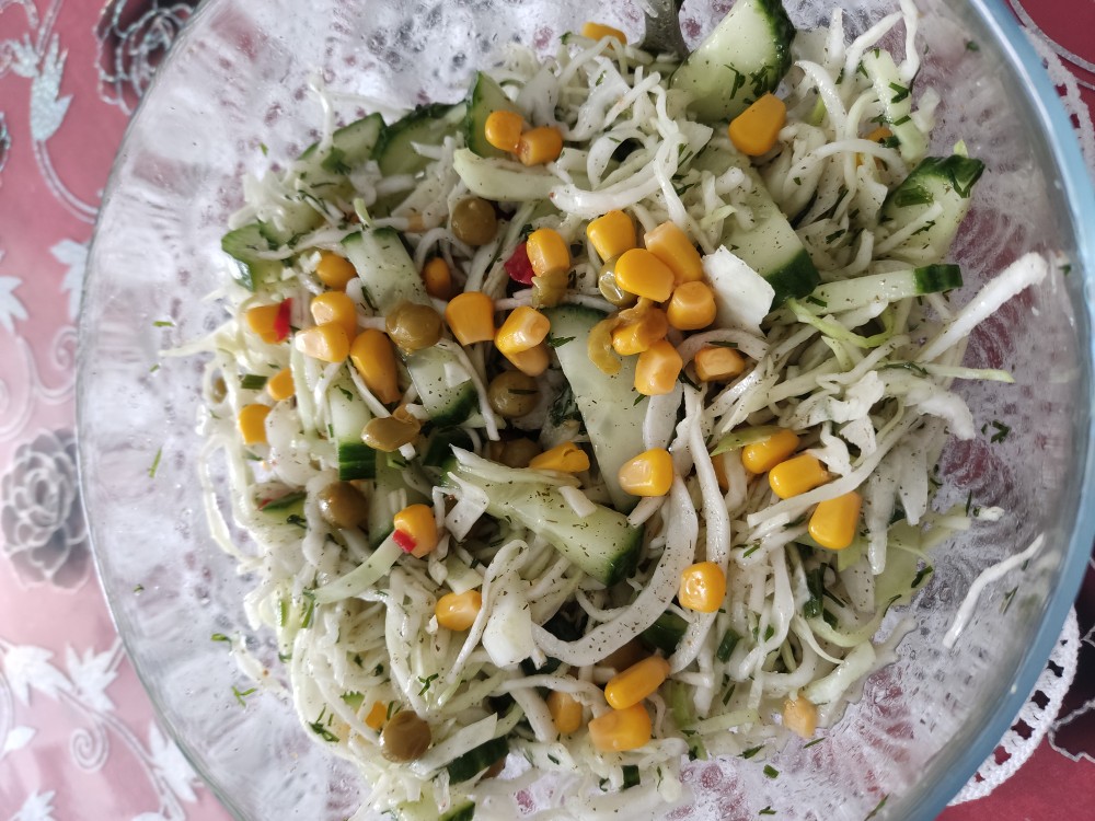 Салат из капусты, огурцов и кукурузы