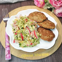 Летний овощной салат с редиской и огурцом 
