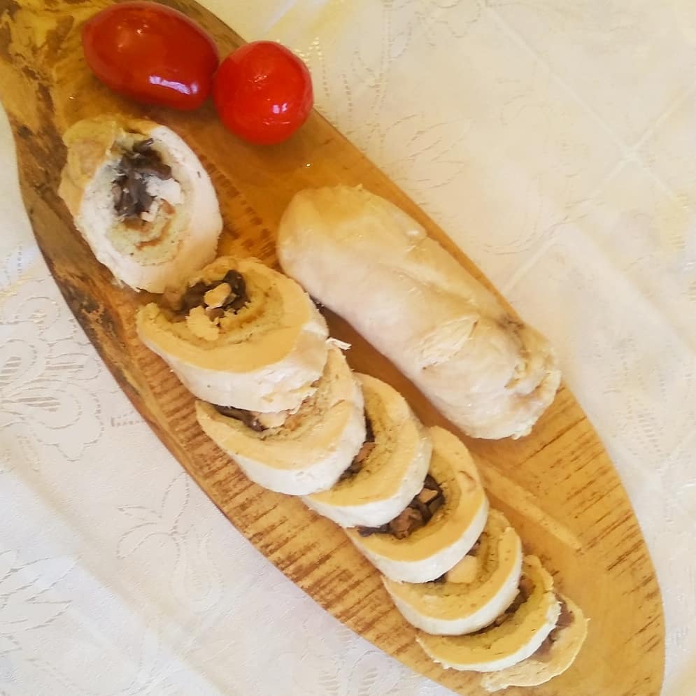 Куриный рулет с грибами и беконом – простой и вкусный рецепт, как приготовить пошагово