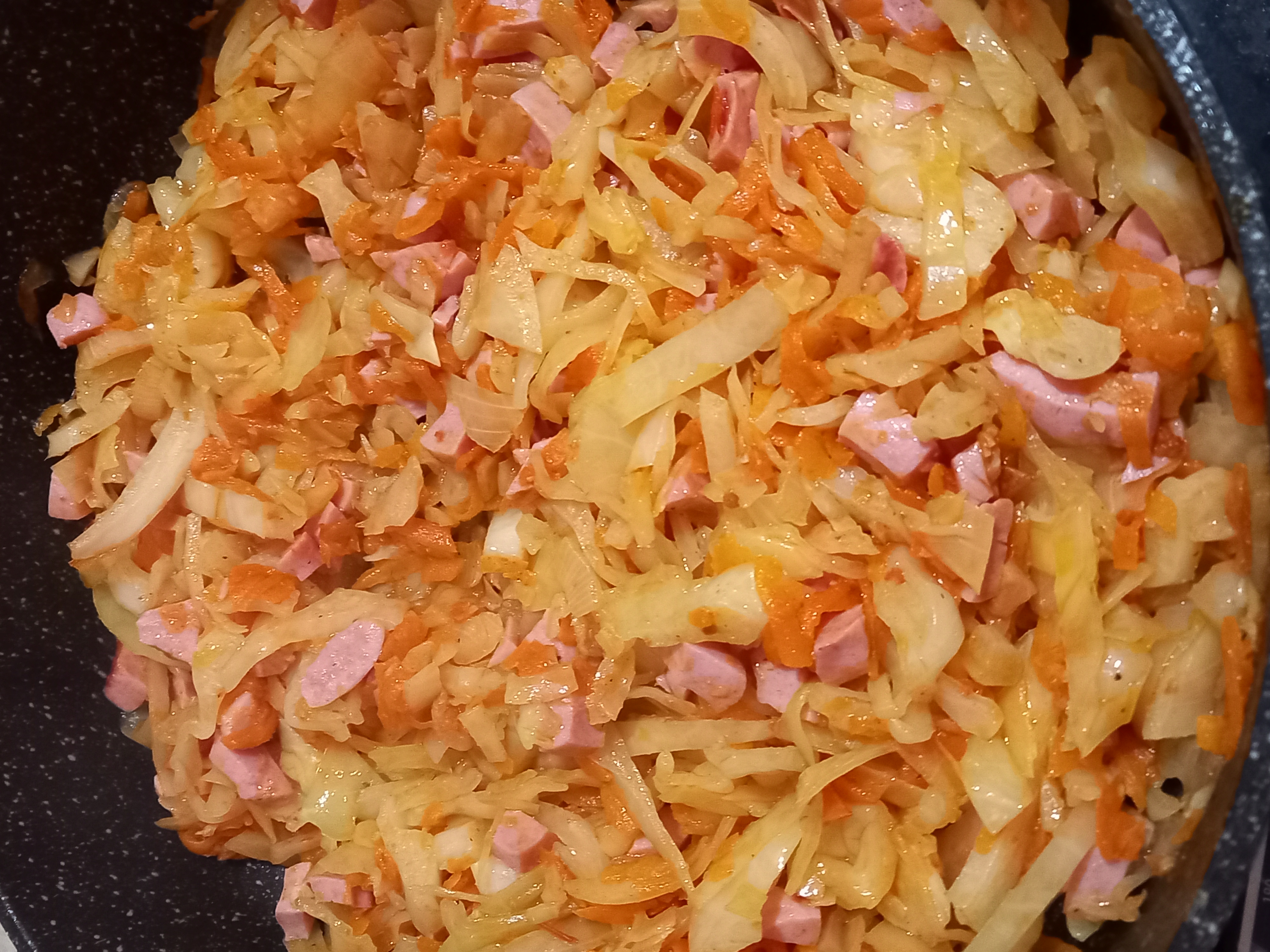 Капуста тушеная с колбасой