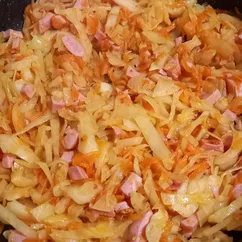 Капуста тушеная с колбасой