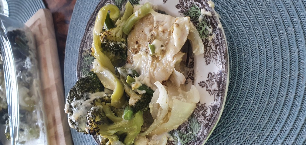 Треска с брокколи и зелеными овощами в духовке