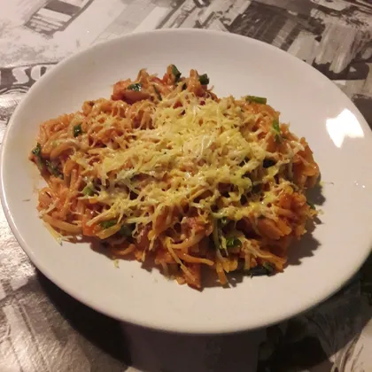 Спагетти с томатной пастой, кроликом и сыром