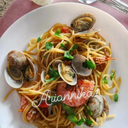 Спагетти с моллюсками и креветками
