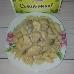 Куриная грудка с шампиньонами в сливочном соусе