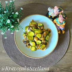 Тёплый салат с грибами и кабачками