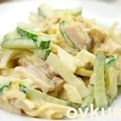 Итальянский салат с копченой курицей, сыром, свежим огурцом и яйцами