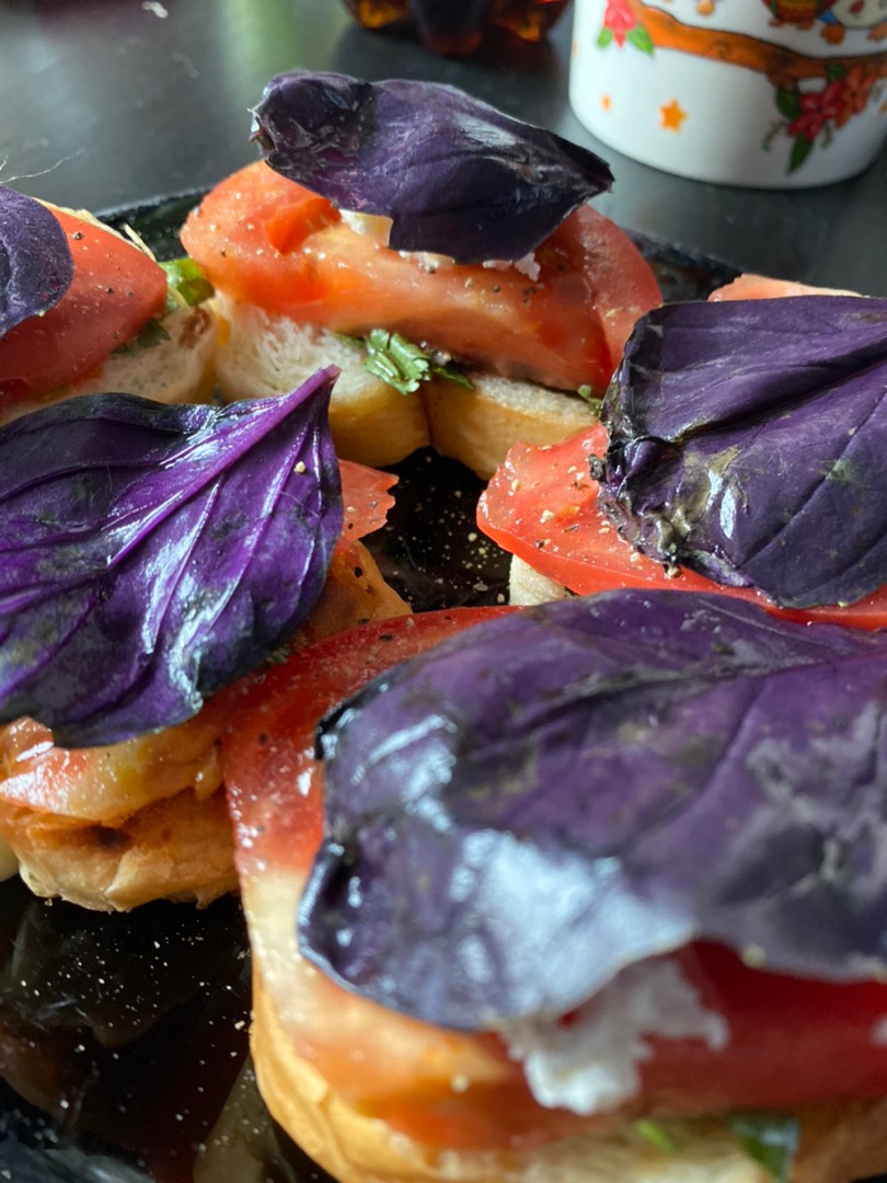 Мини брускетты с томатом и базиликом на скорую руку