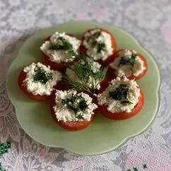 Закуска «Помидоры с плавленым сыром и чесноком»