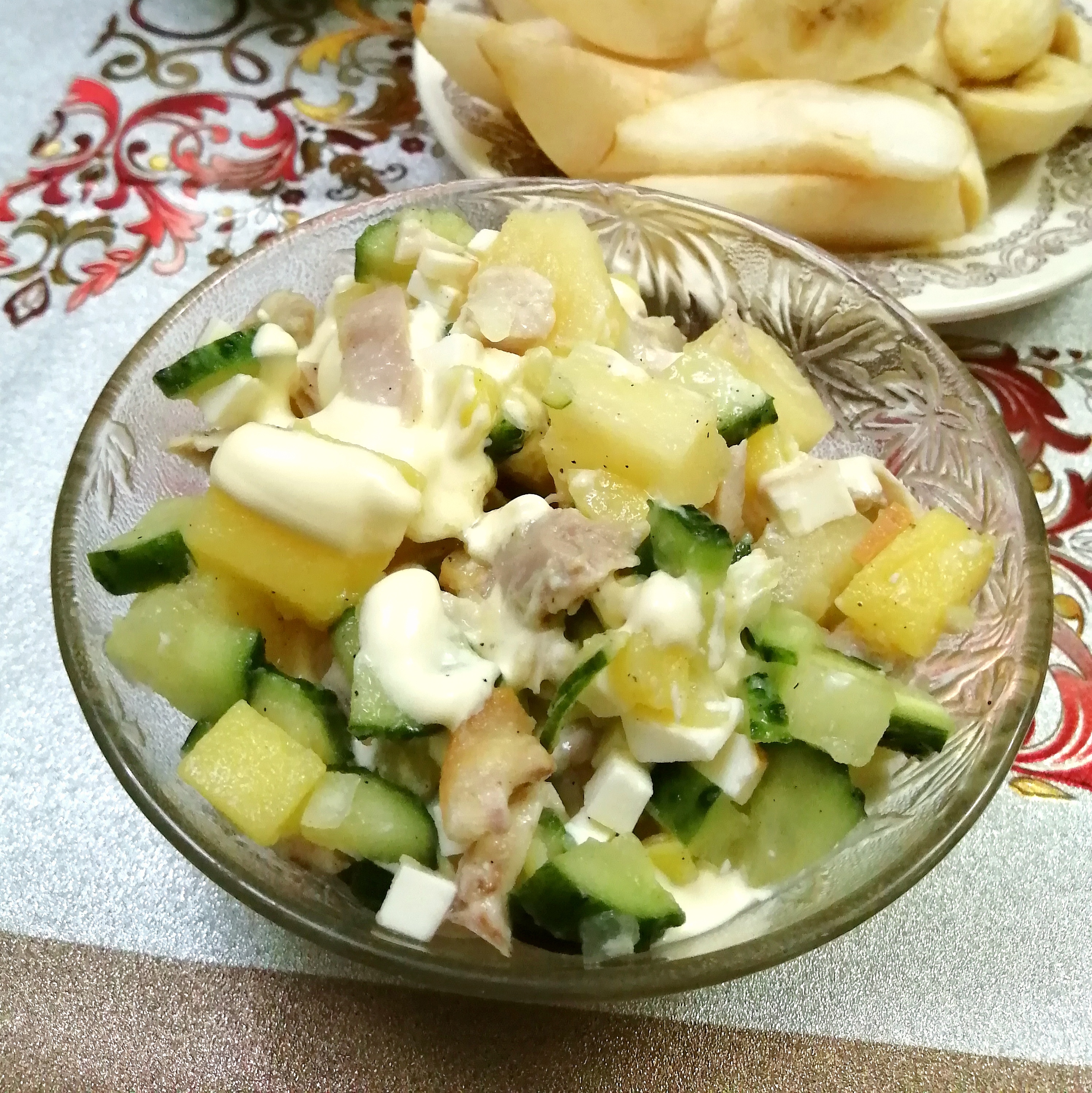 Салат с ананасами, огурцами, сыром и курицей