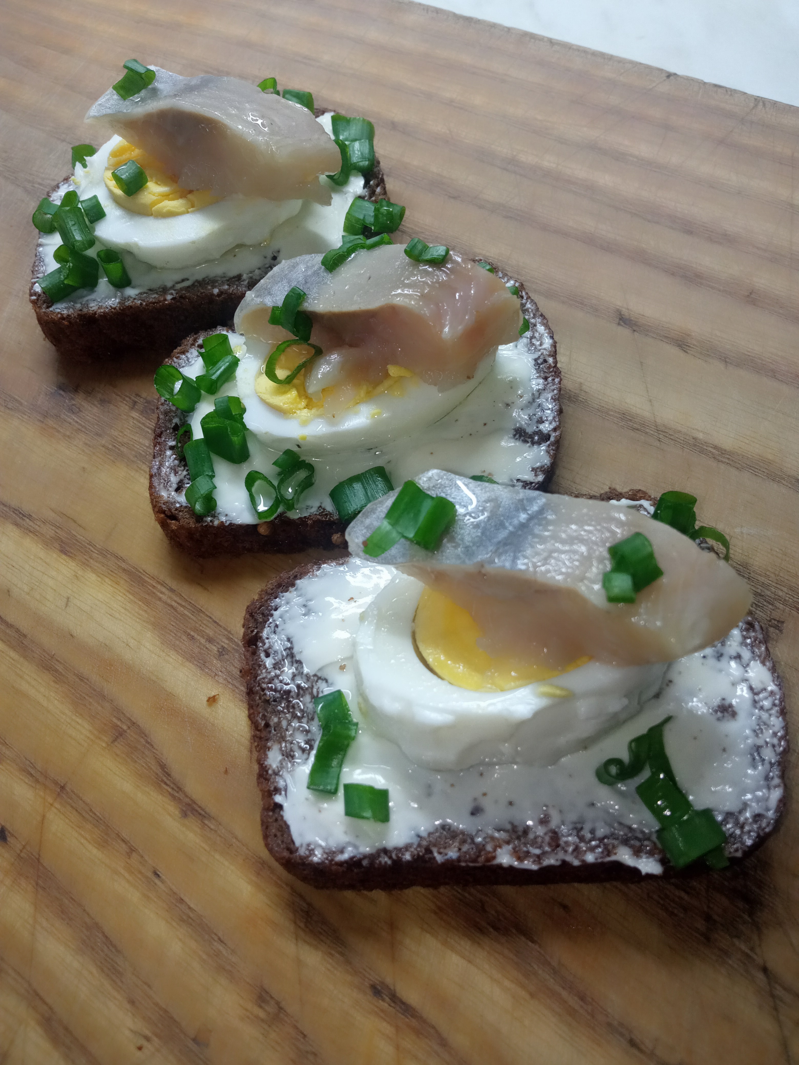 Бутерброды с яйцом и селёдкой