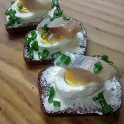 Бутерброды с яйцом и селёдкой 