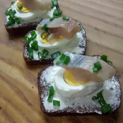 Бутерброды с яйцом и селёдкой 