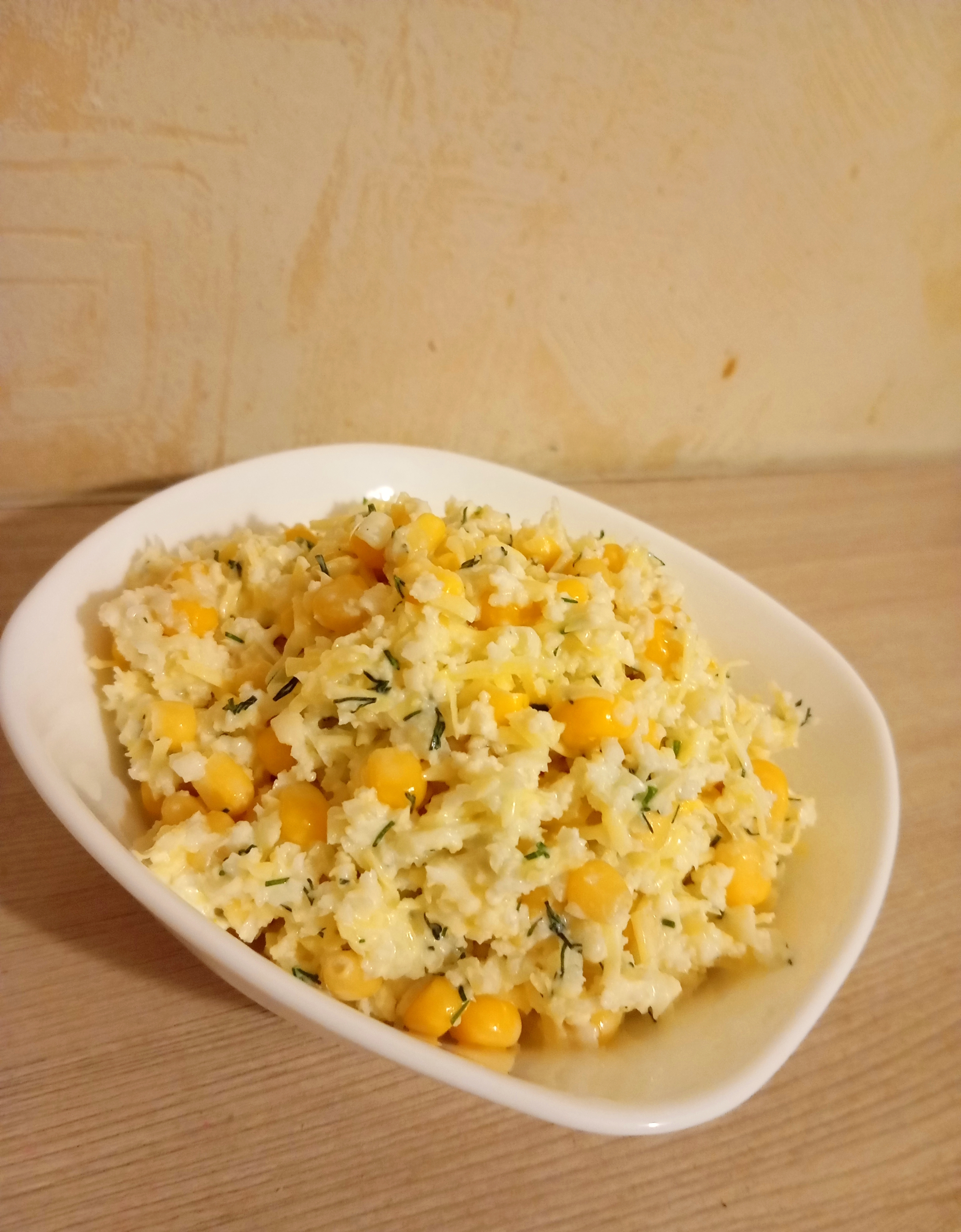 Салат из цветной капусты и кукурузы