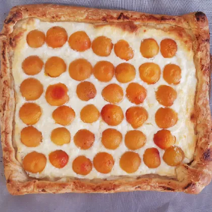 Пирог из слоёного теста с абрикосами и творогом