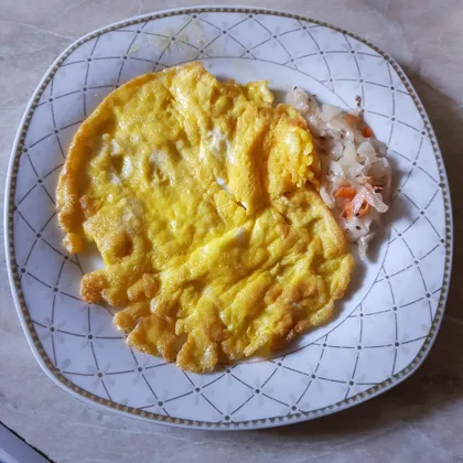 Яйца на сковороде с квашенной капустой