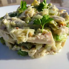 Салат с куриной грудкой и авокадо