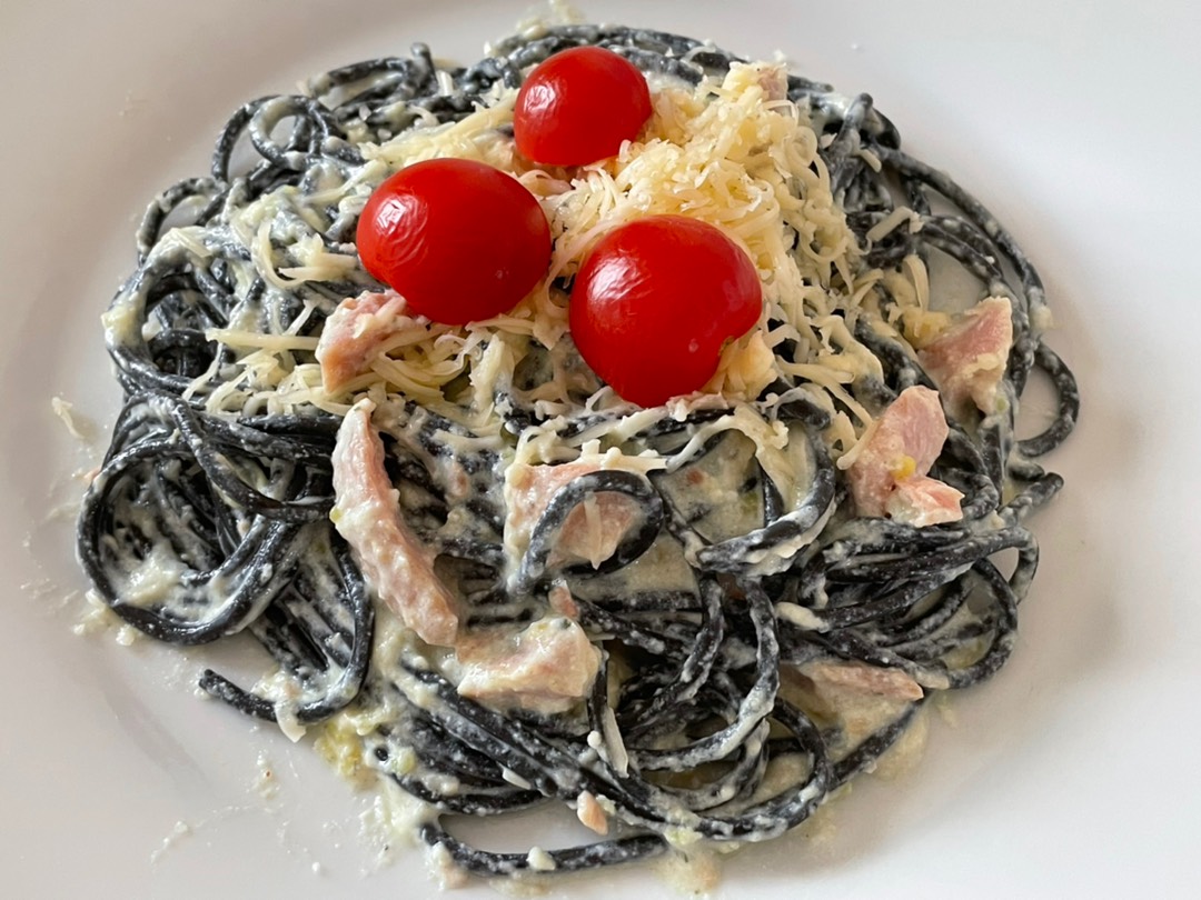 Чёрные спагетти с тунцом