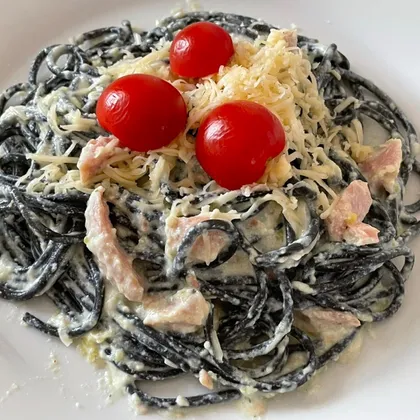 Чёрные спагетти с тунцом