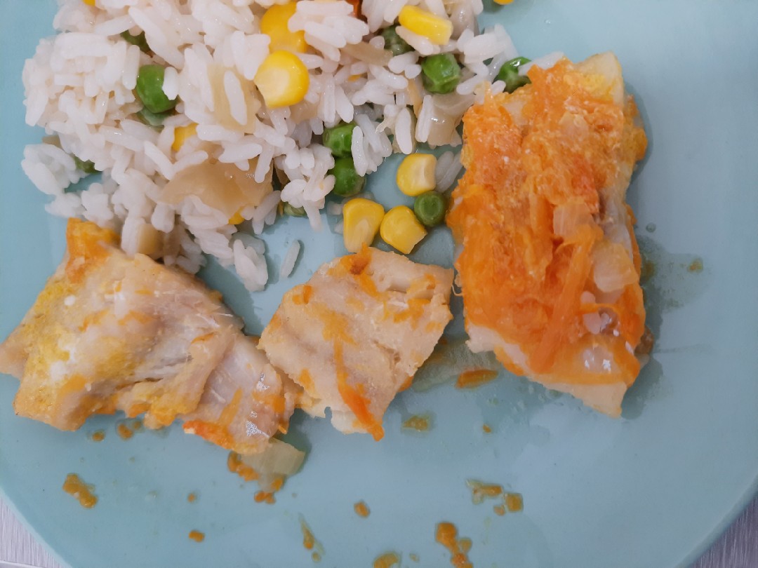 Рыба в духовке с морковью и луком